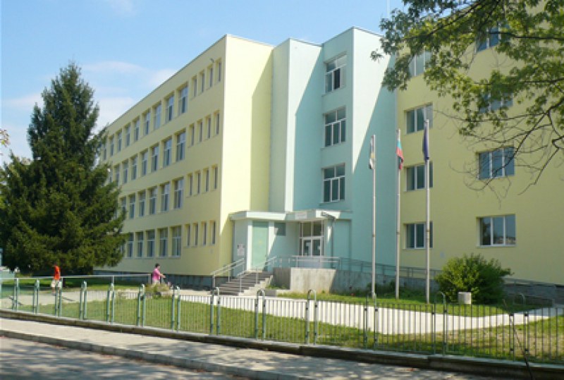 Коронавирусът повали 16 учители в Габрово! Какво става с учениците?