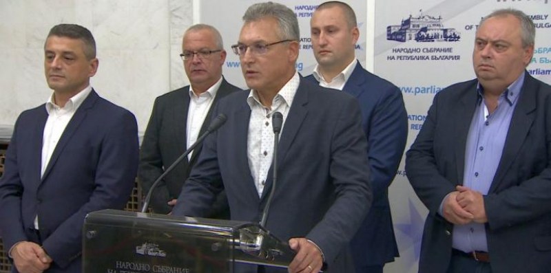 Червено роене: 6 депутати напуснаха Корнелия и БСП