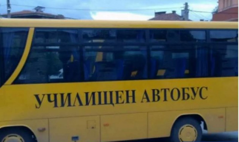 Дачия се натресе в училищен автобус, жена почина на място