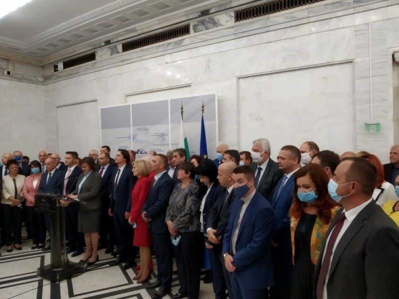 Нинова – пъдар! Гони напусналите БСП да излязат и от Народното събрание