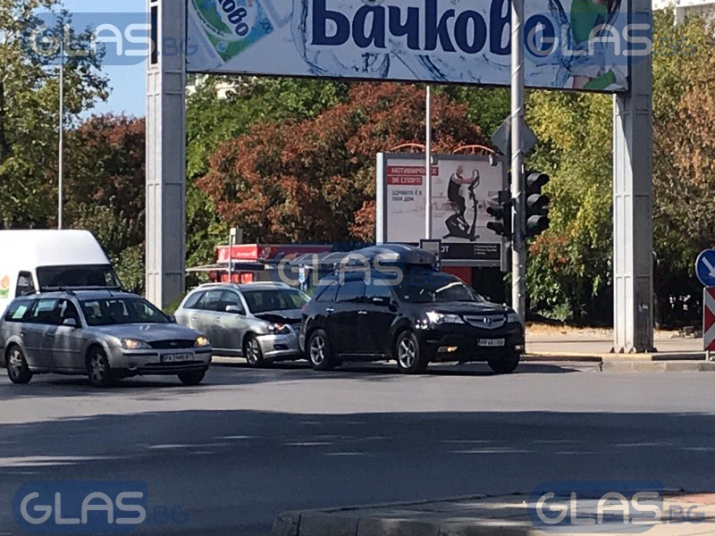 Две коли се нанизаха на пловдивски булевард СНИМКИ
