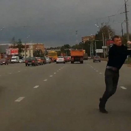 Екшън на пътя! Мъж намушка съгражданин