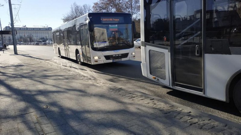 Пиян шофьор вози пълен автобус с пътници в Пловдив!  СНИМКА