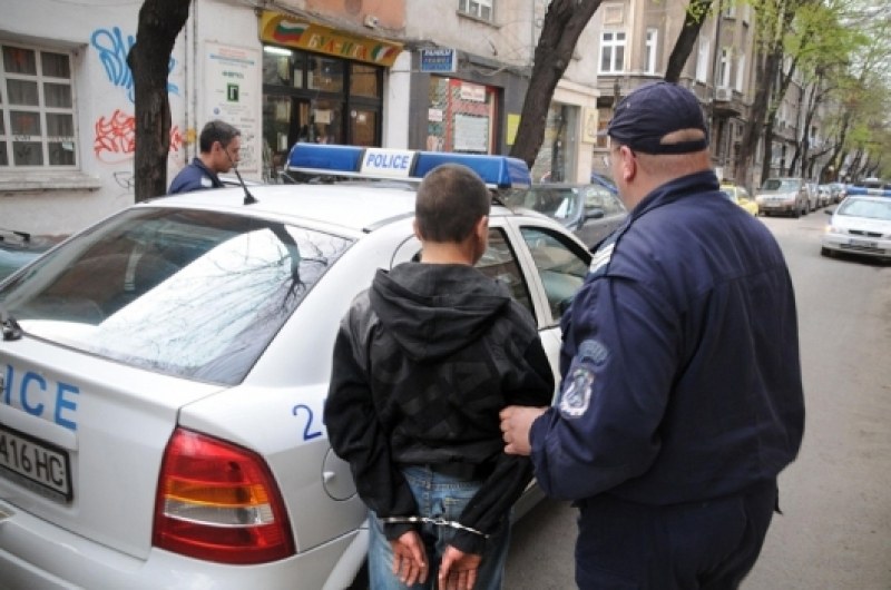 Хванаха 17-годишен ученик в Пловдив с голямо количество наркотици  СНИМКИ