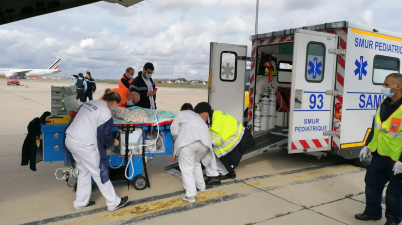 Бебе с рядко заболяване отлетя за Париж със самолета 