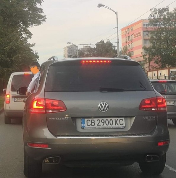 Майка постна снимка на друга мама с джип: Дете на прозореца с 80км/ч!!!