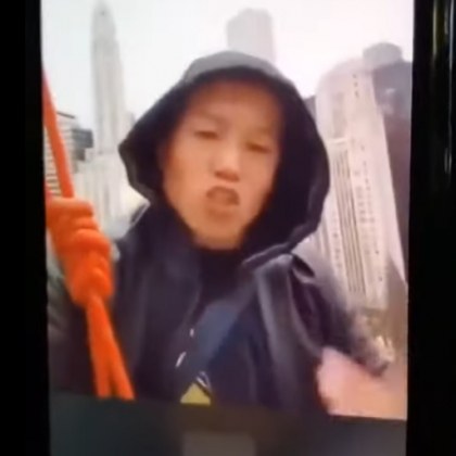 Той виси от