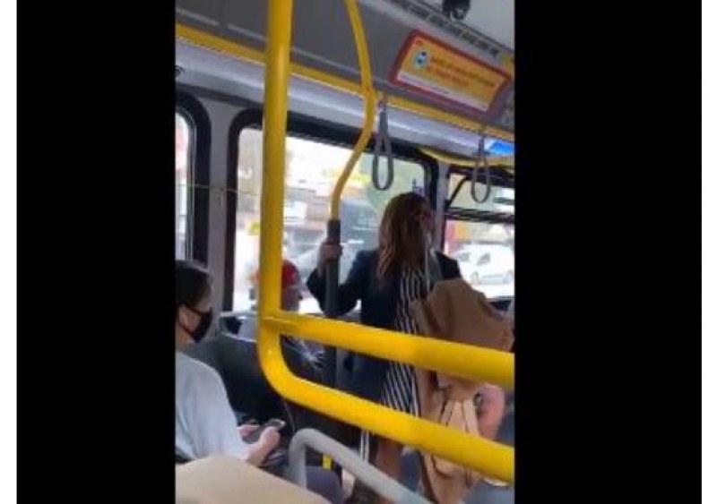 Изхвърлиха жена без маска от рейса на земята!  ВИДЕО