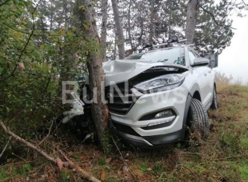 Джип шпори по Е-79, блъсна се в дърво СНИМКИ