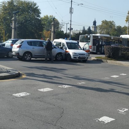 Две катастрофи с линейки в София, лекар е със счупени ребра!