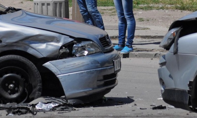 Зверски удар в Бургас! Шофьор отне предимство, заби се в кола, рани бебе