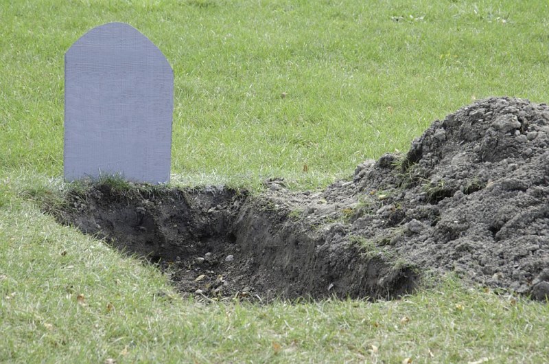 Докато погребва собственото си дете, баща намери бебе, погребано живо