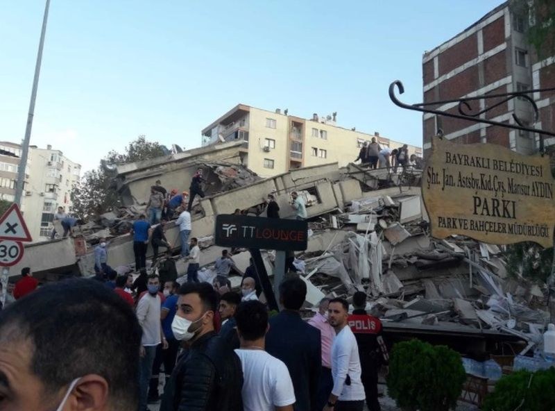 Шест са вече жертвите в Измир! Вижте как се срутва цял блок! Има ли хора под развалините? ВИДЕО 18+
