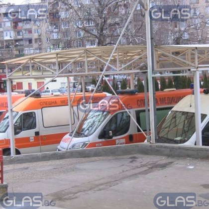 33-годишен мъж с COVID почина, докато чака с часове линейка