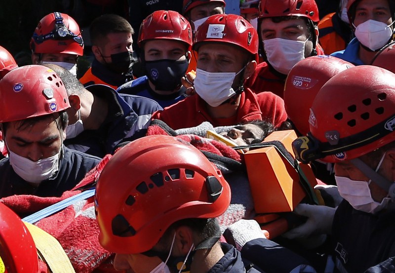 Чудо в Измир! Спасиха майка с три деца под руините на рухнал от труса блок