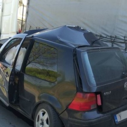 Тежък удар между товарен автомобил и лек! Затвориха пътя