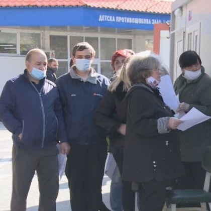 Опашки се извиха пред
