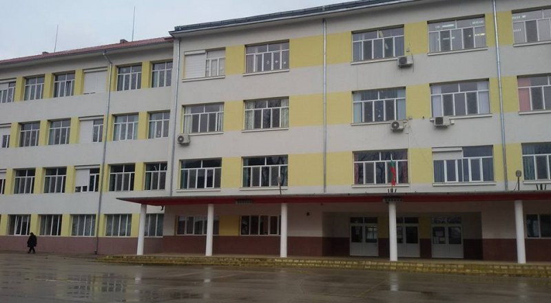 Директорка е заразена с коронавирус, училището преминава онлайн