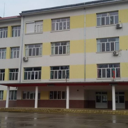 Директорка е заразена с коронавирус, училището преминава онлайн