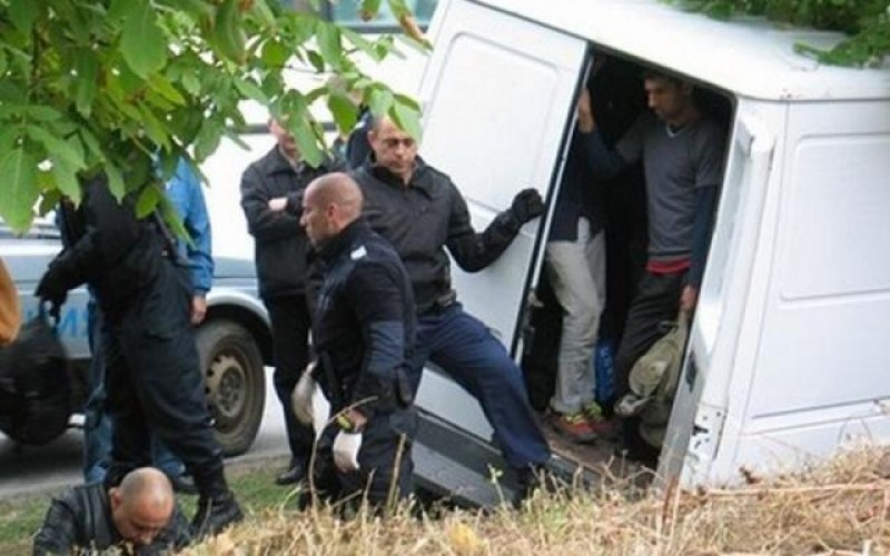 Бус на видинчанин, тъпкан с 18 афганистанци, спипан на път за Сърбия