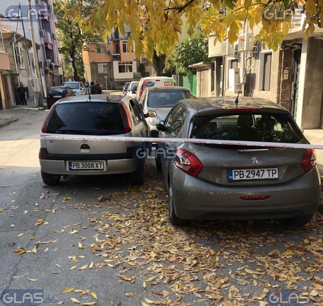 Пияни или дрогирани? Младежи помляха 5 коли в Пловдив и избягаха СНИМКИ