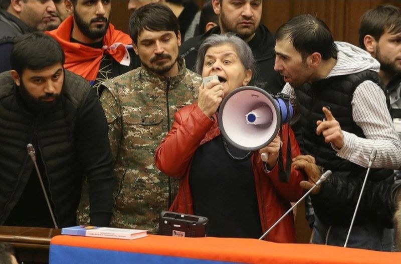 Ереван кипи, нахлуха в резиденцията на премиера! СНИМКИ