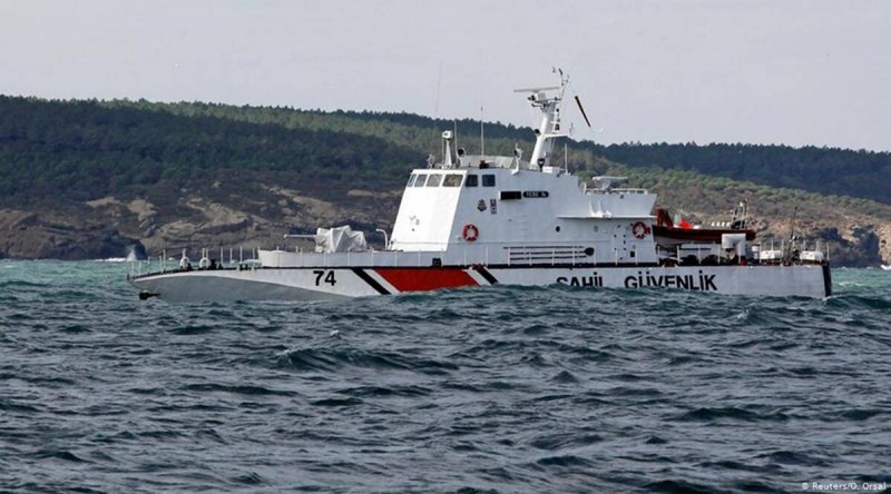 Турски кораб се обърна след сблъсък с танкер