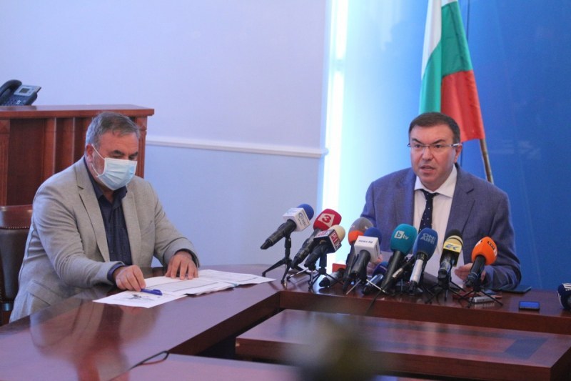 Здравният министър посочи какво ще стане, ако се стигне до пълно затваряне