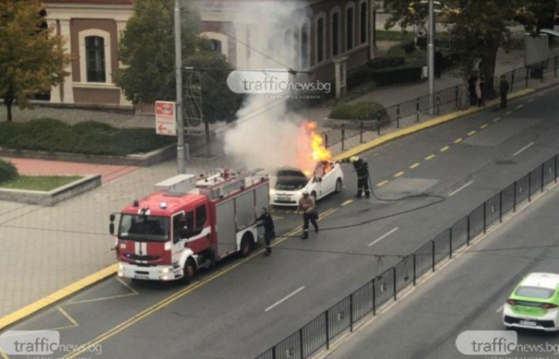 Зрелищен пожар в Пловдив СНИМКА и ВИДЕО