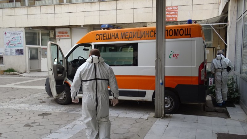 Заразата удари 13 шофьори на линейки в Благоевград! Останаха 7...