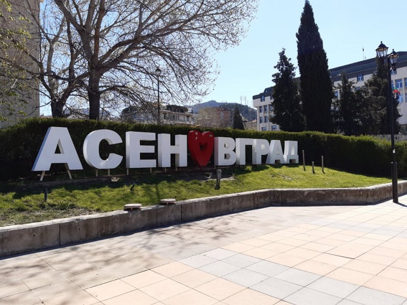 Жена се преби на тротоар в Асеновград, младежи помогнаха