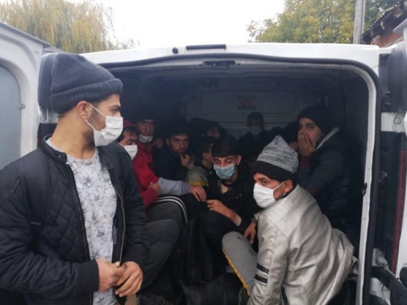 Задържаха бус, натъпкан с 19 мигранти в наш град! Трафиканти са арестувани