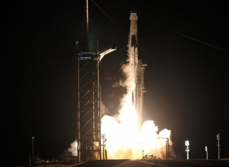 SpaceX успешно изстреля първия си кораб в Космоса ВИДЕО