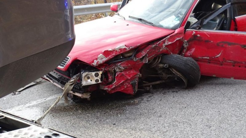 Автомобил се размаза в цистерна, движението е затруднено  СНИМКИ