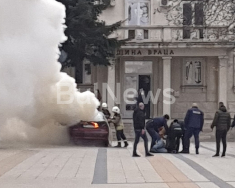 Мъж спря и запали колата си пред общината в наш град СНИМКИ