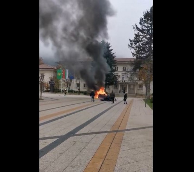 Стана ясно защо мъж запали колата си пред общината във Враца  ВИДЕО