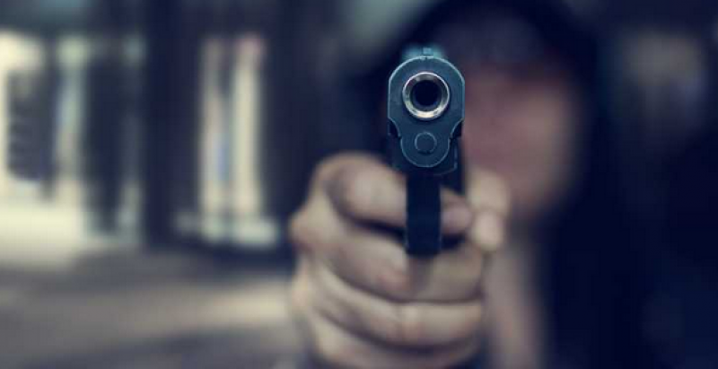 Екшън: Две жени, пистолет и заплахи за убийство пред магазин