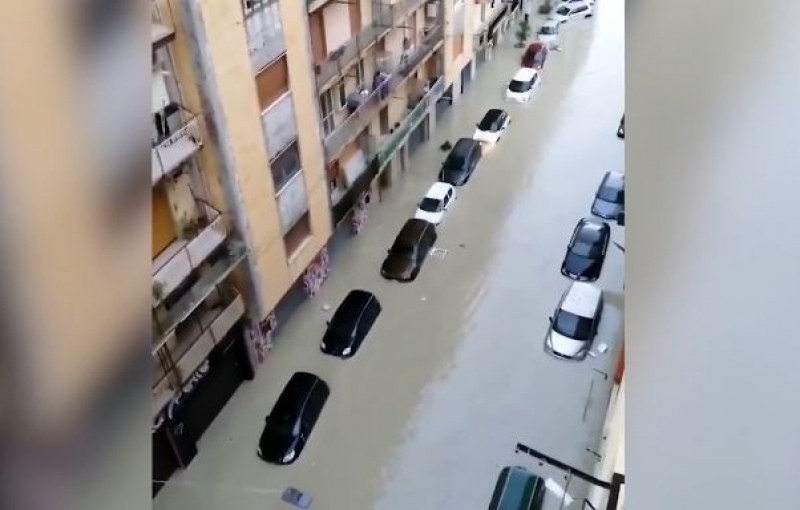 Бедствие в Италия! Град остана под вода  ВИДЕО