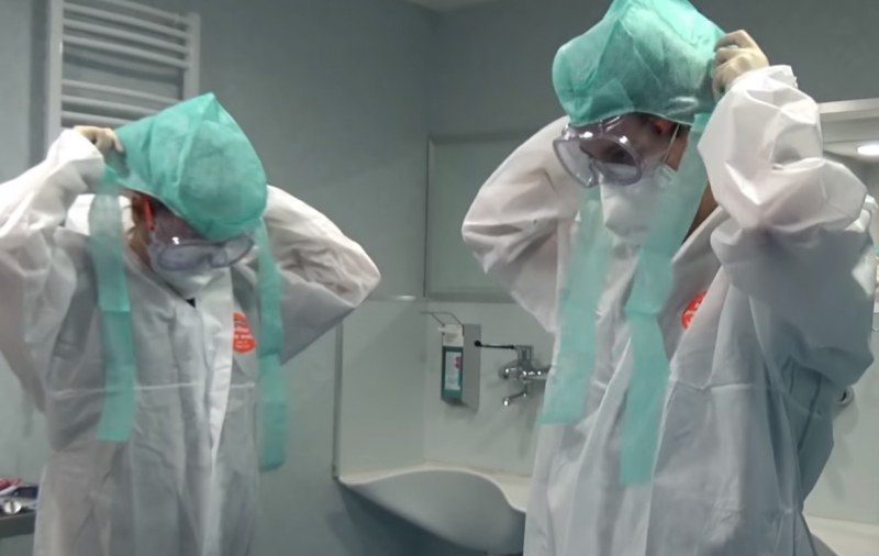 Медици от ВМА показаха с ВИДЕО как се слага и сваля защитно облекло