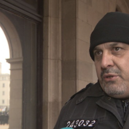Човещина! Столични полицаи помогнаха на заразена с вируса