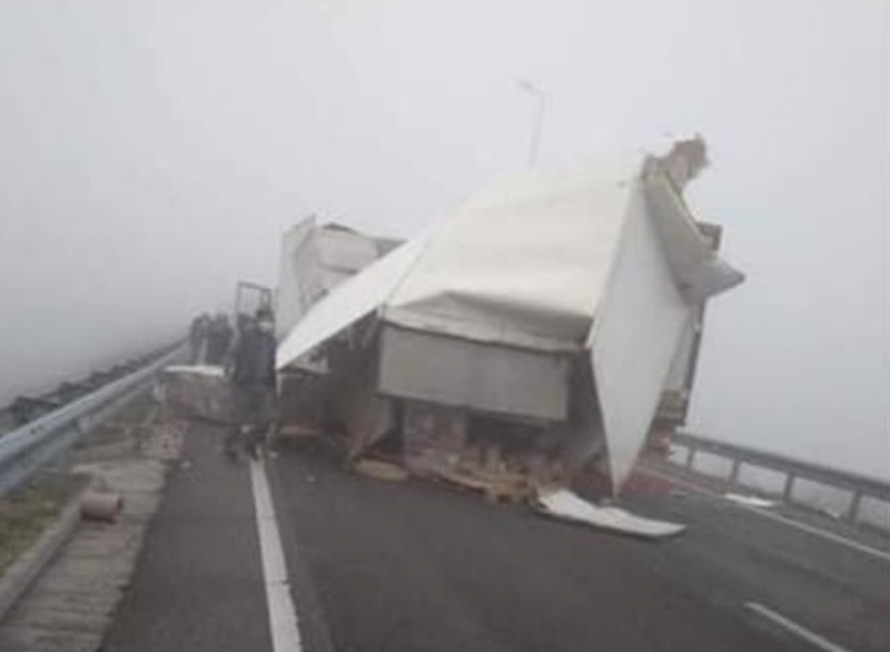 ТИР катастрофира на Дунав мост 2, движението е затапено! СНИМКА