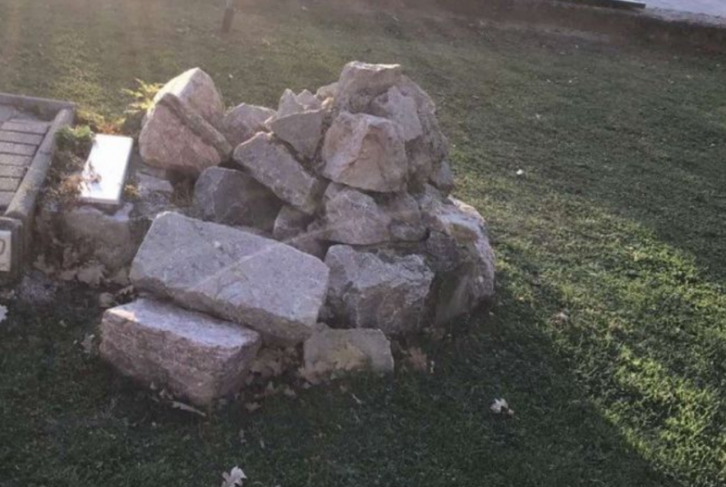 Грозно! Разрушиха паметника на жертвите от кораба 