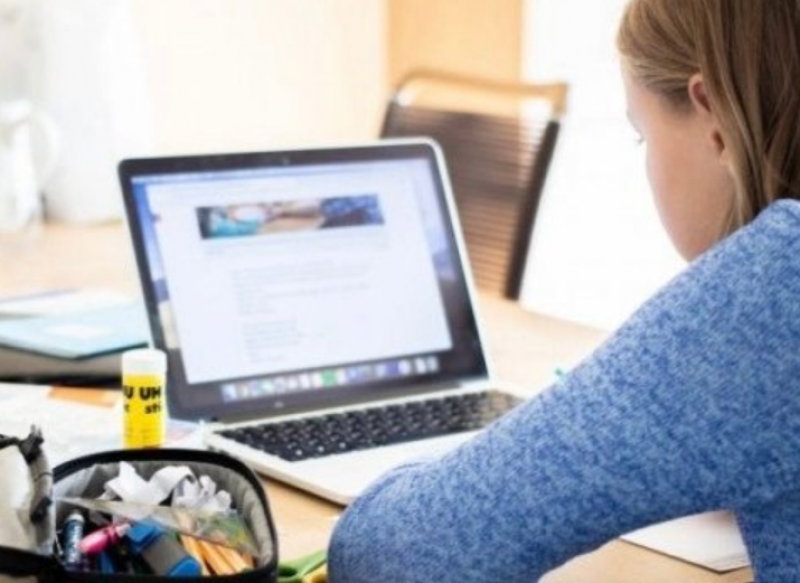 Намаляват продължителността на часовете за учащите онлайн