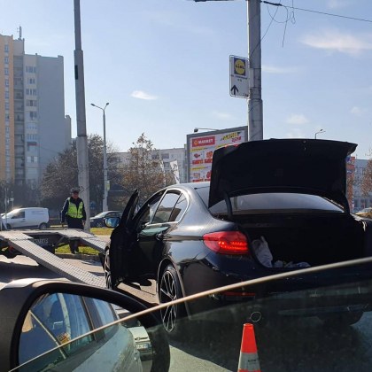 Поредните нагънати ламарини на кръговото до Метро в Пловдив СНИМКИ