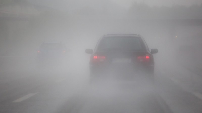 Сутрешно меле край Бъзън – 18-годишен се метна с кола в мъглата