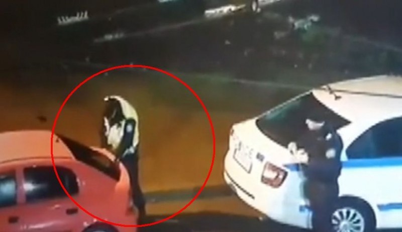 Наглост в пагон – полицай безцеремонно кърти емблема на кола!? ВИДЕО