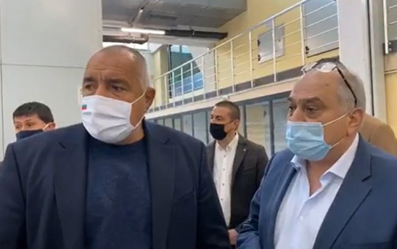Премиерът в завод за роботи в Пловдив, гледа машина за тест на ваксини ВИДЕО
