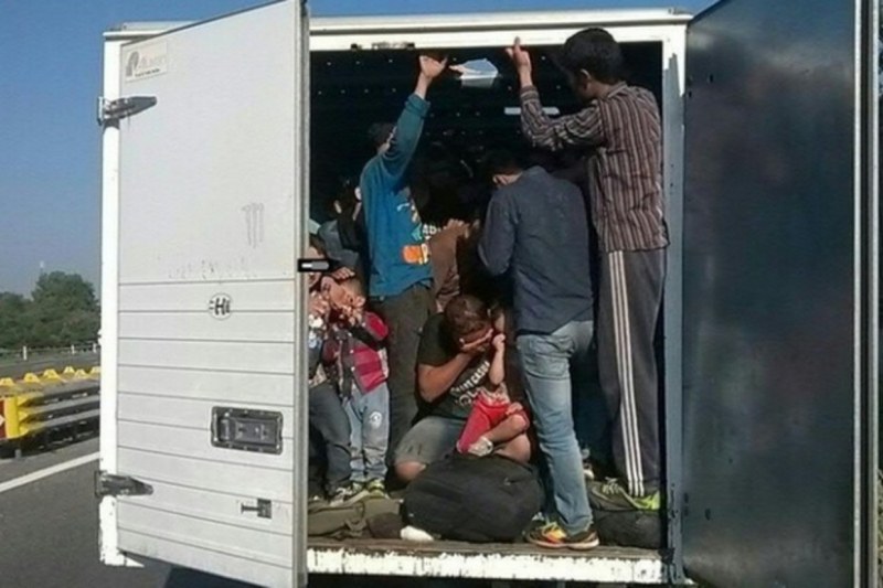 Румънски тираджия пипнат на "Кулата", в камиона му – 7 бежанци