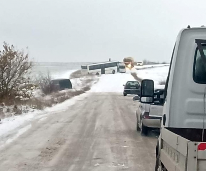 Автобус и тир заседнаха на път, блокираха движението СНИМКА