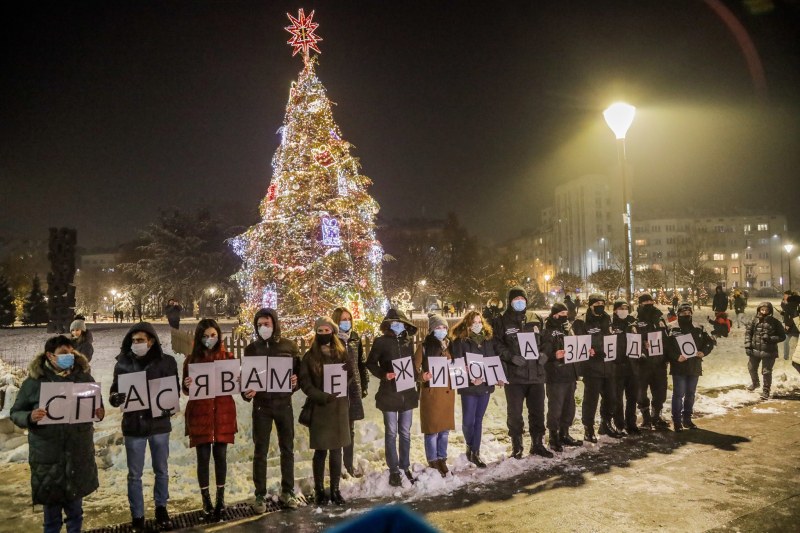И светлините на коледната елха в София грейнаха! Без фойерверки и тържество СНИМКИ